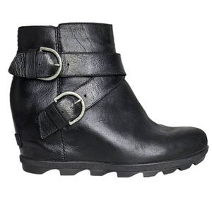 Sorel hidden wedge moto style black ankle boot w/ strap & buckle detail size 9